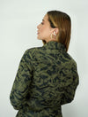 Chaqueta-mujer-verde-militar-ajuste-en-la-cintura5